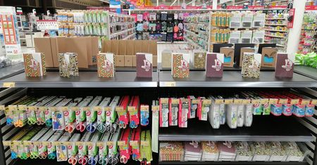 Powrót do szkoły. Wyprawka szkolna za 9,99 zł! Oferta tej sieci  robi wrażenie