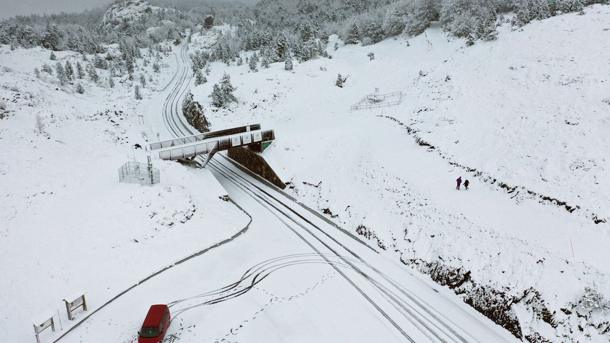 First snowfalls in Navarraepa09561191 A photograph taken with a drone shows an aerial view of the NA-137 road covered in snow in Isaba, Pyrenees, in Navarra, Spain, 03 November 2021, during the first snowfalls of the season.  EPA/Jesus Diges Dostawca: PAP/EPA.Jesus Diges