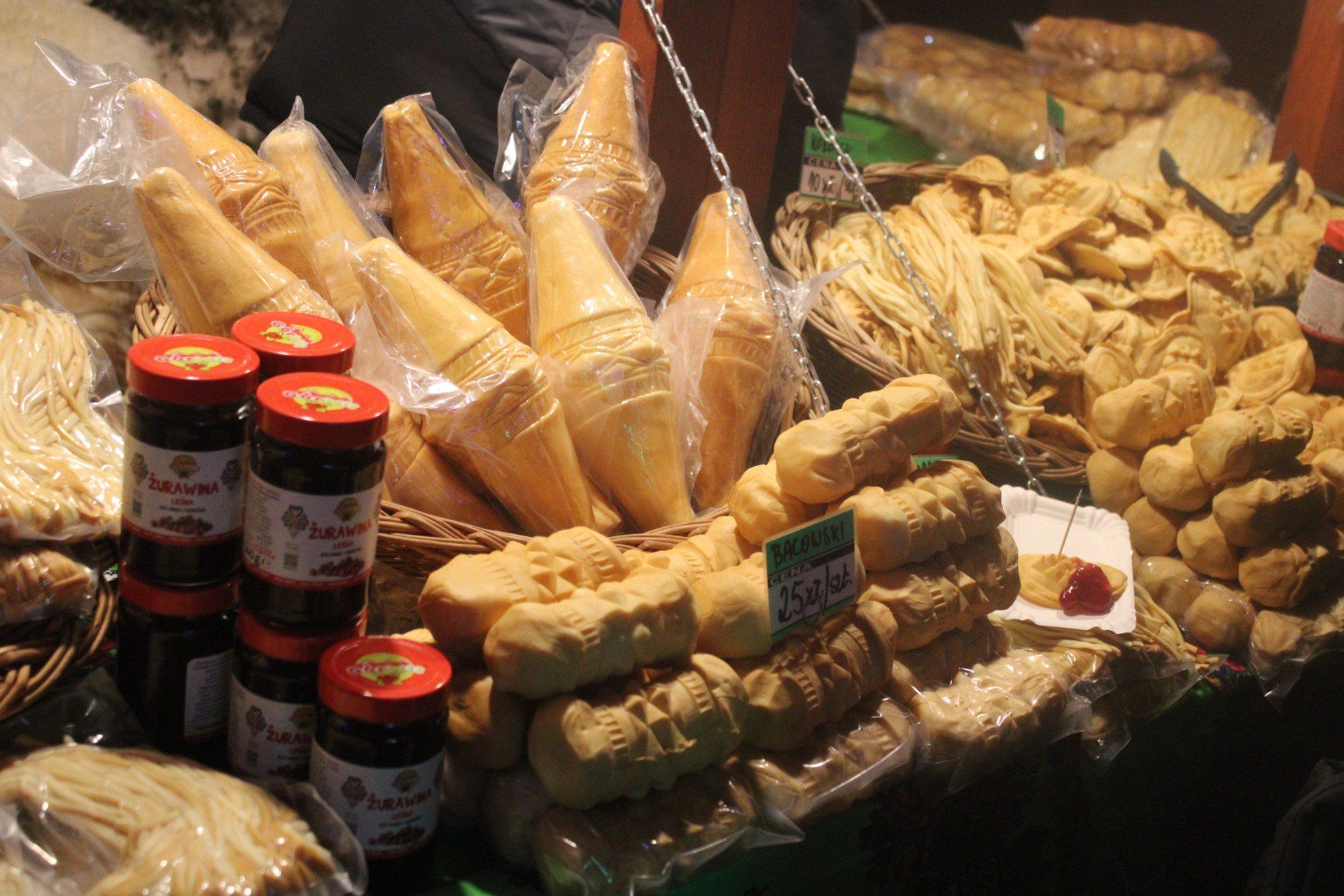 Jarmark świąteczny w Gnieźnie oficjalnie otwarty! Na Rynku rozbłysła żywa choinka