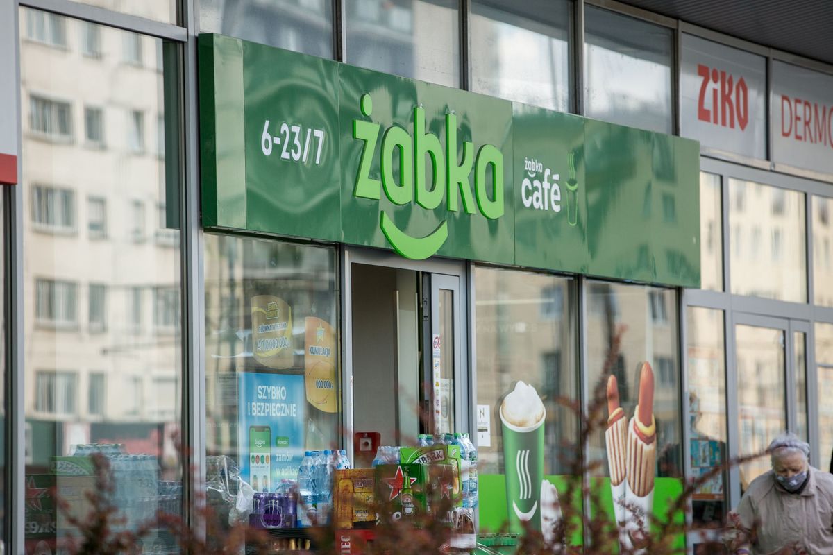 Zabka у день закінчення навчального року продає хот-доги по акційні ціні

