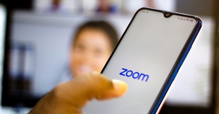 Zoom: Profesor rezygnuje z pracy po udostępnieniu zakładki do strony z pornografią