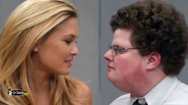 W skrócie: 9. urodziny Facebooka, bioniczny człowiek w TV, reklamy z Super Bowl 2013 1