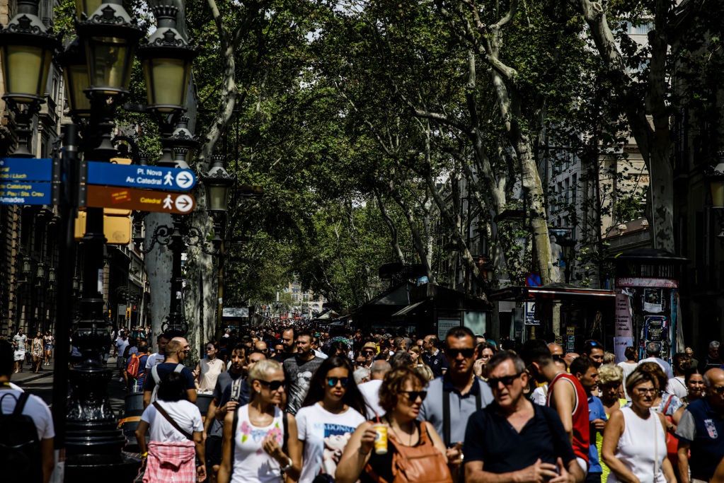 Crowds of tourists on Spanish streets