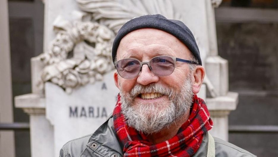 Historia Artura Barcisia to nie tylko opowieść o sukcesach zawodowych, ale również o ciepłym, rodzinnym gniazdku, które wspólnie zbudował z Beatą Baran. Od 1983 roku tworzą oni niezwykle zgrany duet, nie tylko w życiu prywatnym, ale i zawodowym. Ich syn, Franciszek, podążając ścieżką rodziców, również związał swoje życie z filmem, specjalizując się w montażu i grafice komputerowej.Na zdjęciu Artur Barciś na Jubileuszowej 50. kweście na Starych Powązkach. Rok 2024. Zachęcamy do odwiedzenia naszej galerii, gdzie można zobaczyć, jak obecnie wygląda Beata Barciś, żona Artura Barcisia &gt;&gt;&gt;&gt;
