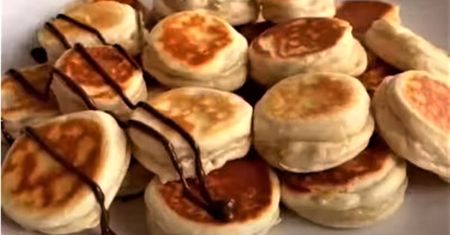 Mini pancakes z banana. TikTokowy hit na śniadanie
