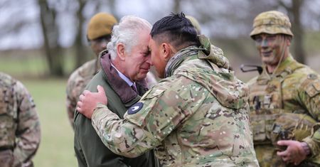 Król Karol III odwiedził ukraińskich żołnierzy. Fotograf uchwycił niezwykły moment