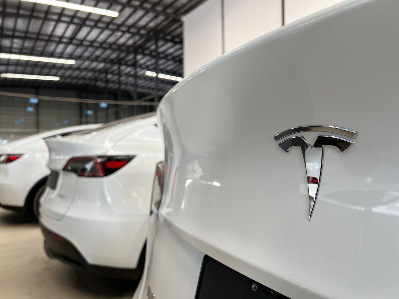 Tesla szykuje się na słaby kwartał. Zaczyna przegrywać batalię z Chinami