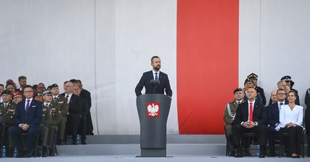 "Ponad pół miliona osób" w armii. Kosiniak-Kamysz odpowiada Nawrockiemu i reaguje na gwizdy tłumu
