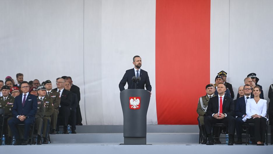 Warszawa, 06.08.2025. Uroczystość zaprzysiężenia Prezydenta RP Karola Nawrockiego. Prezydent RP Karol Nawrocki (3P), pierwsza dama Marta Nawrocka (P), wicepremier, minister obrony Władysław Kosiniak-Kamysz (C) i maszałek Sejmu Szymon Hołownia (L) podczas uroczystości przejęcia zwierzchnictwa nad Siłami Zbrojnymi RP przez prezydenta Karola Nawrockiego, 6 bm. na Placu Marszałka Józefa Piłsudskiego w Warszawie. Karol Nawrocki, dotychczasowy prezes IPN, został zaprzysiężony na Prezydenta Rzeczypospolitej Polskiej. Podczas Zgromadzenia Narodowego następca Andrzeja Dudy złożył przysięgę prezydencką, po której formalnie objął urząd głowy państwa. (sko) PAP/Piotr Nowak