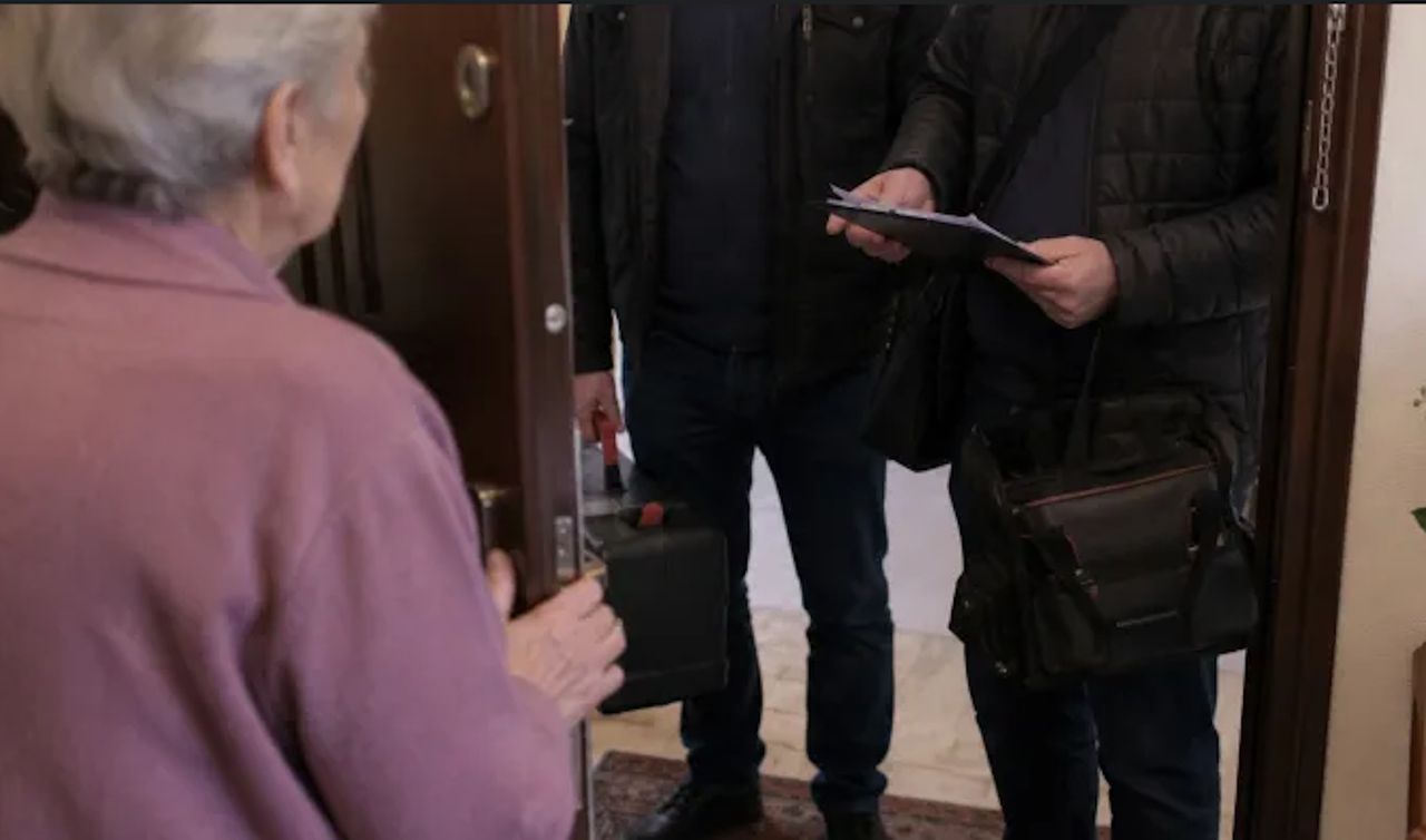 Seniorka otworzyła drzwi "pracownikowi spółdzielni". Straciła 160 tys. zł