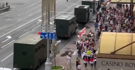 Białoruś. Nagle podjechały ciężarówki OMON-u. Wstrząsające nagranie