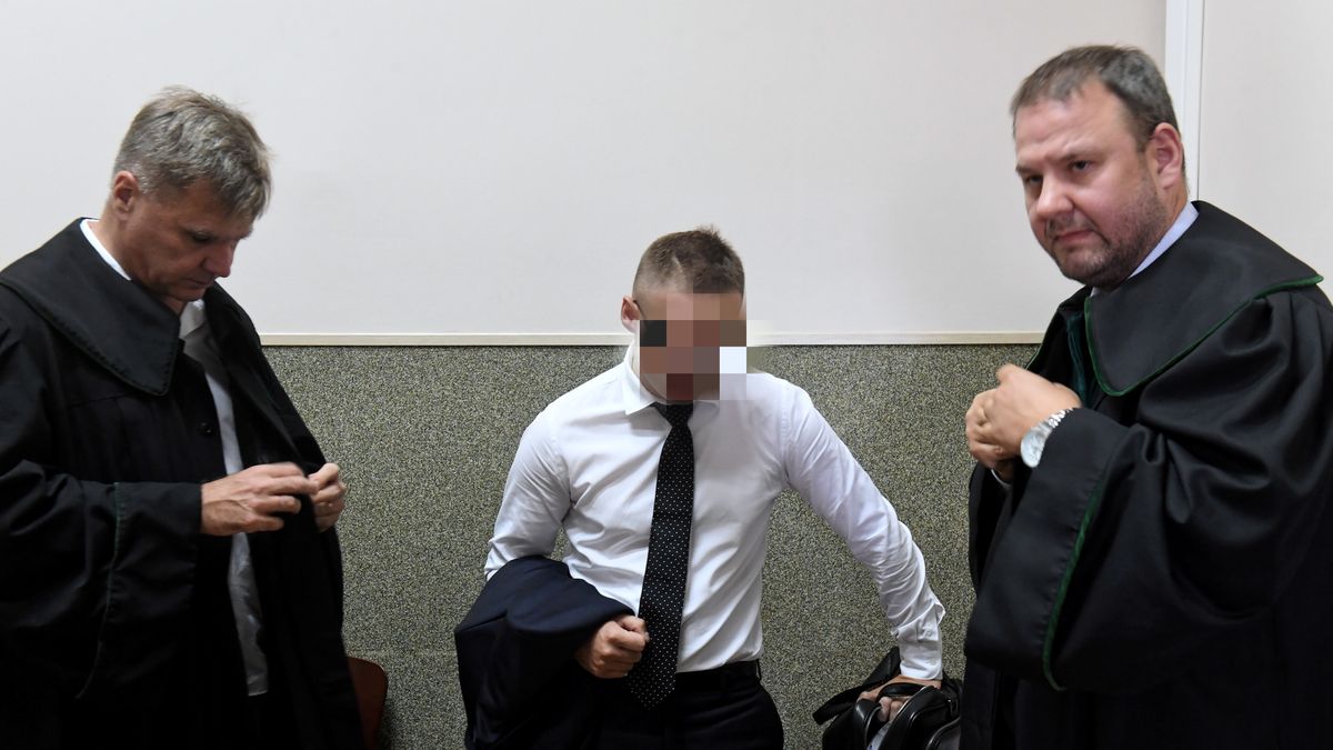 Michał K. na korytarzu Sądu Rejonowego w Łodzi