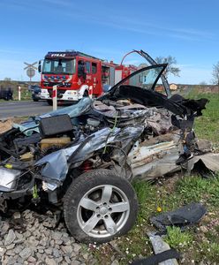 Nowa Wieś Ełcka. Zignorował znak drogowy. Z auta zostały strzępy