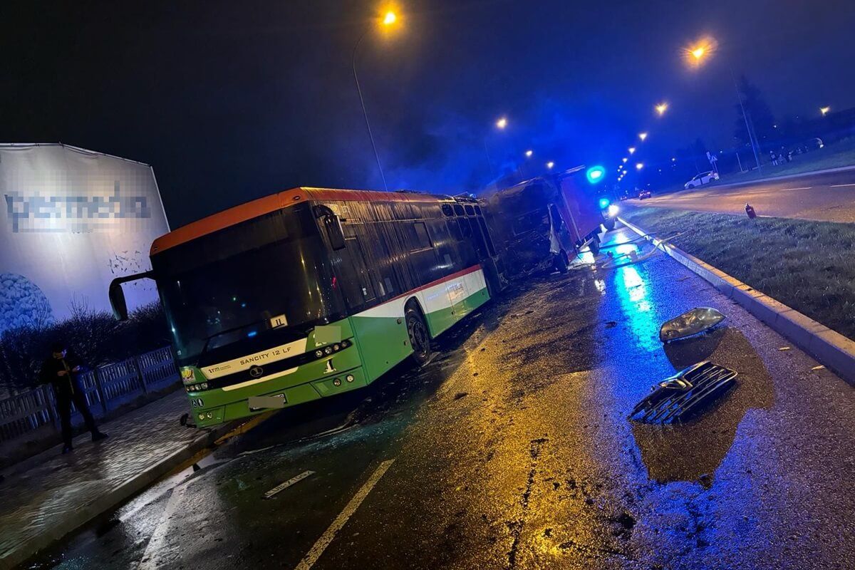 Renault uderzył w autobus miejski na ul. Pancerniaków, po czym oba pojazdy stanęły w ogniu