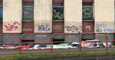 Plakaty Mejzy zaśmiecają miasto. Posłanka pokazała zdjęcia
