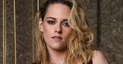 Kristen Stewart w cekinowym topie odsłaniającym brzuch odbiera nagrodę za rolę Diany (ZDJĘCIA)