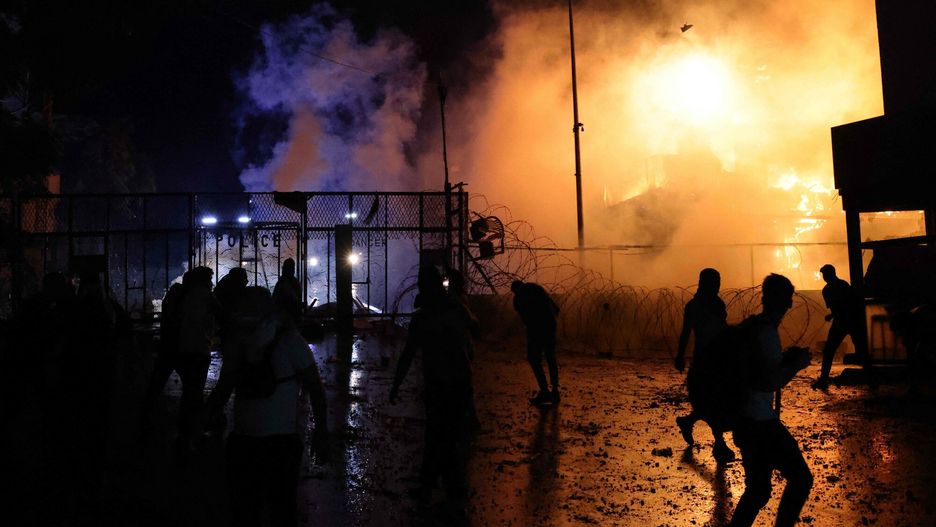 Demonstracje poparcia dla Palestyny na ?wiecie
Protesters clash with Lebanese security forces on October 18, 2023, outside the US Embassy during a demonstration in solidarity with the people of Gaza in Awkar, East of Beirut, after a strike on a hospital in the Gaza Strip killed at least 200 people on October 17, 2023. The Israeli army said on October 17 a strike which hit a Gaza hospital, killing at least 200 people according to Hamas officials, was a rocket misfired by Palestinian militants. Lebanon's Iran-backed Hezbollah movement called for a "day of rage" to condemn the strike as hundreds of demonstrators gathered at the French and US embassies in protest. (Photo by JOSEPH EID / AFP)
JOSEPH EID