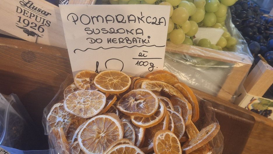 Ceny owoców i warzyw na targowisku Nowy Manhattan w Skarżysku-Kamiennej.