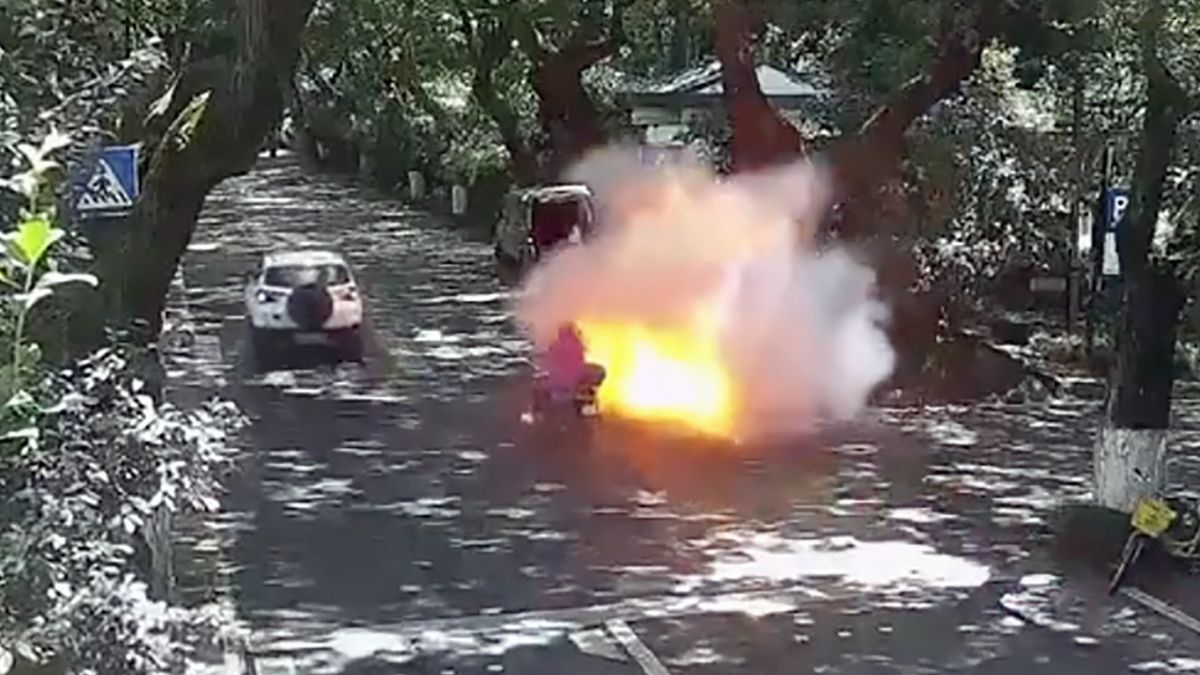 Elektryczny skuter eksplodował w trakcie jazdy. Ojciec z córką trafili do szpitala