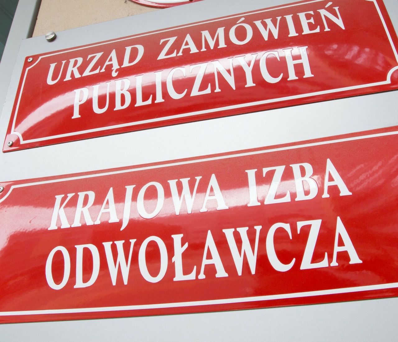 Przetargi warte miliony, a ludzi brakuje. Jest poważny problem