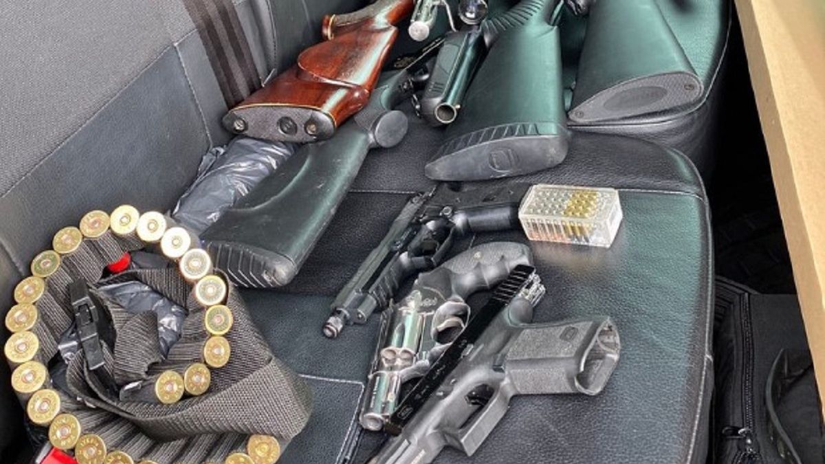 Wpadł przez dziurę w szybie i pocisk w firance. To przechowywał w piwnicy. 