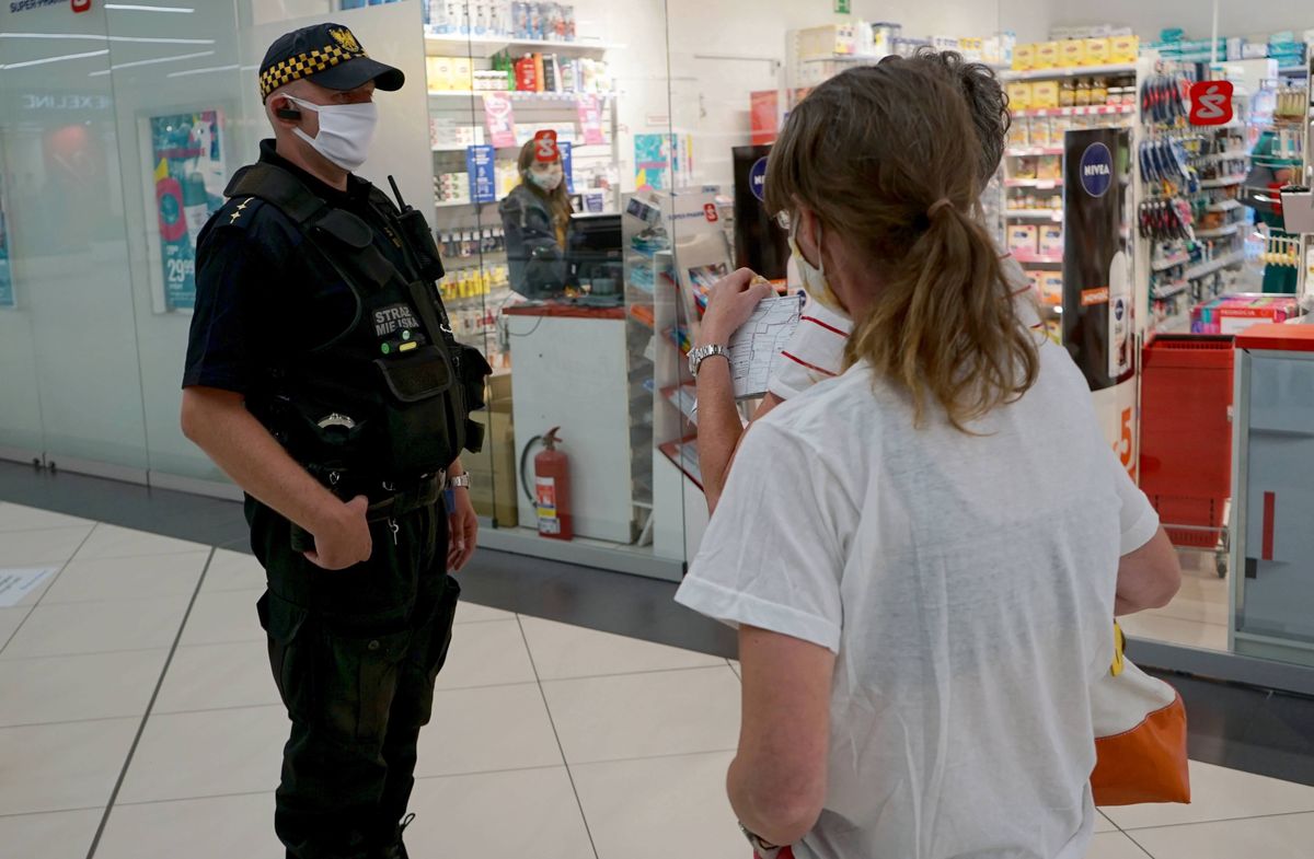 Funkcjonariusze Straży Miejskiej podczas kontroli w centrum handlowym Galaxy w Szczecinie