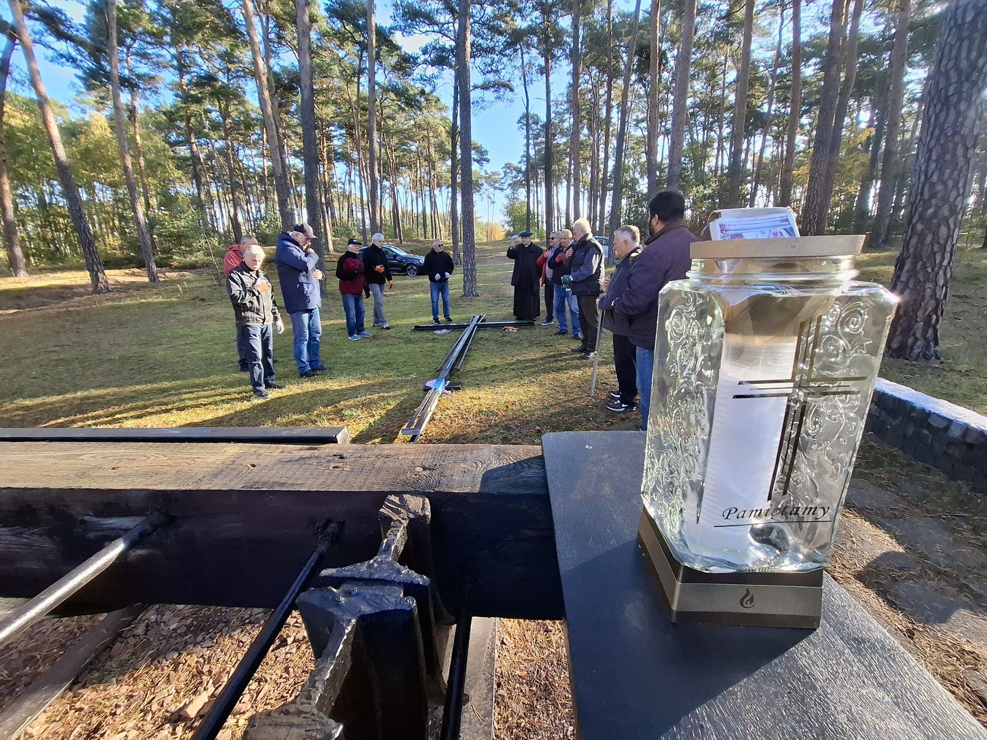 Emerytowani kolejarze skupieni wokół Kolejowej Izby Tradycji działającej na Dworcu Głównym w Toruniu ustawili nowy krzyż w miejscu katastrofy kolejowej pod Otłoczynem. Stary krzyż drewniany, który pojawił się w tym miejscu już we wrześniu 1980 roku, a więc tu po katastrofie, praktycznie się rozpadł.