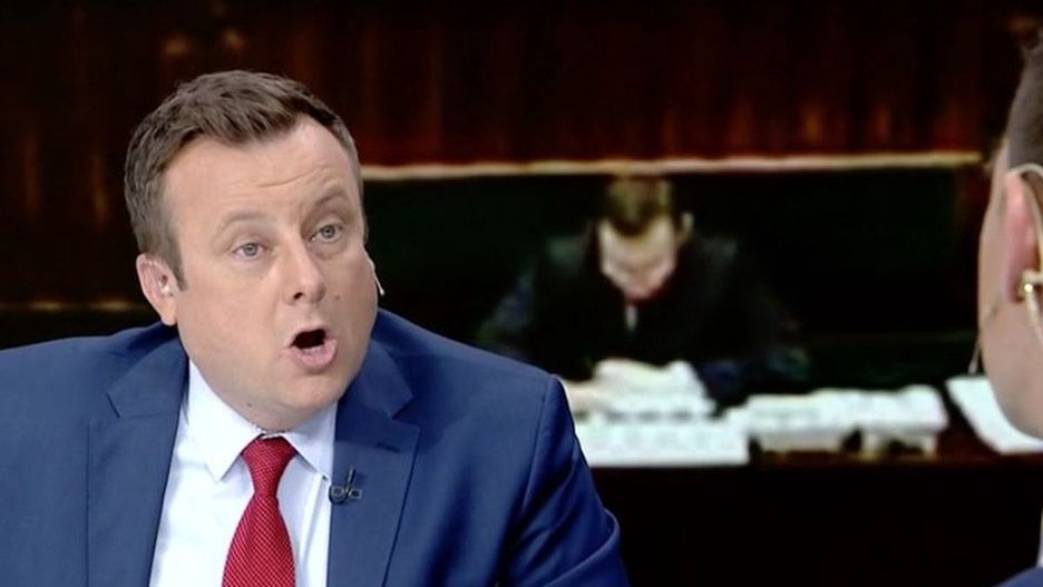 Adrian Klarenbach słynie z ostrego języka i kontrowersyjnych wypowiedzi. Kadr z programu "Minęła 20" TVP Info
