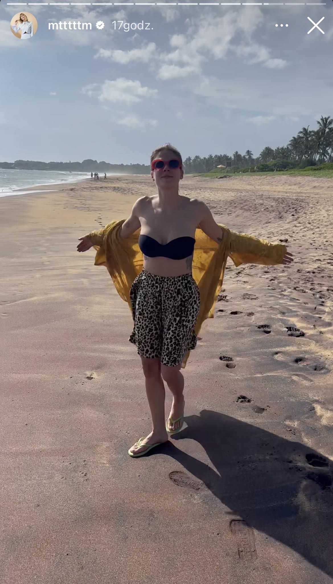 Marta Wierzbicka spaceruje po egzotycznej plaży 