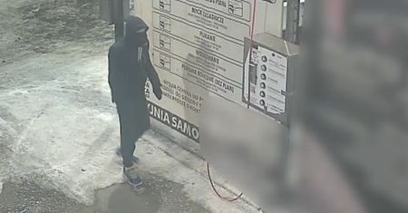 Na myjni bez samochodu. Mężczyzna przyłapany. Pokazali nagranie