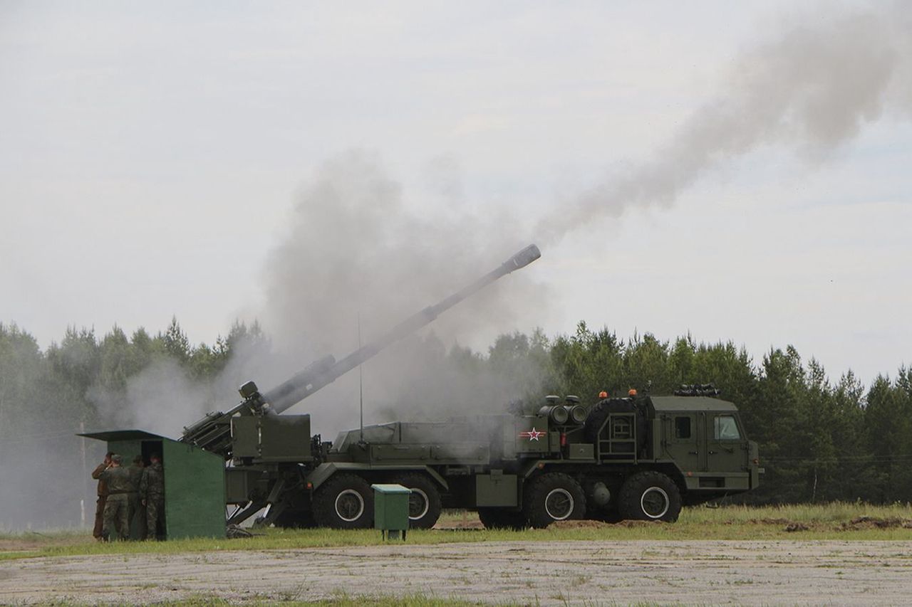 Ukrainische Drohnen zerstören Russlands neueste Artillerie 2S43 Malwa