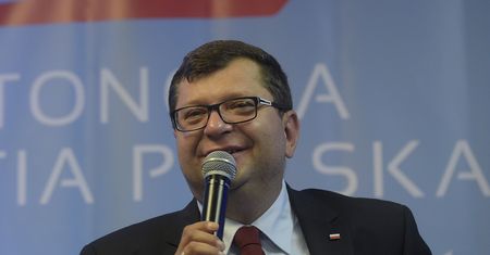 Zbigniew Stonoga kpi z ENA i pokazuje auto, którym chce uciekać