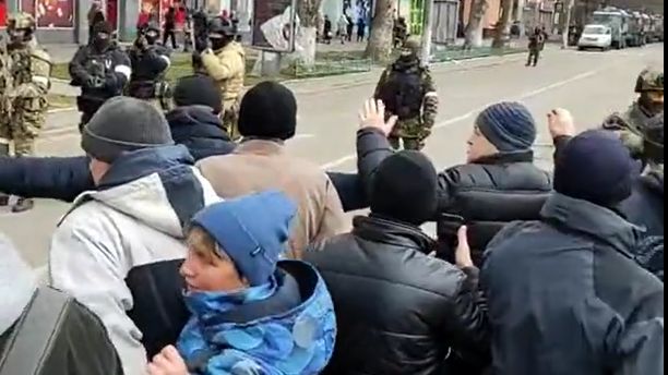 Wojna w Ukrainie. Mieszkańcy podbitego Chersonia nie poddają się. Trwają protesty 