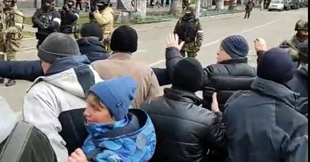 Mieszkańcy podbitego Chersonia nie poddają się. Trwają protesty