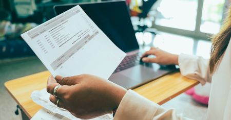 Klienci płacą więcej przez "klauzule inflacyjne". Rusza śledztwo