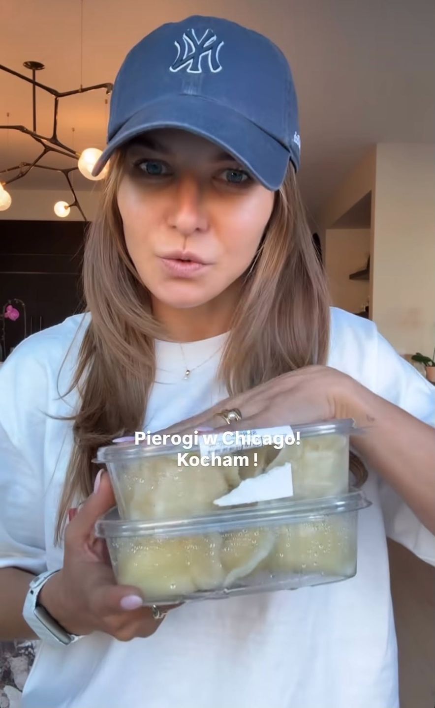 Anna Lewandowska zajada pierogi