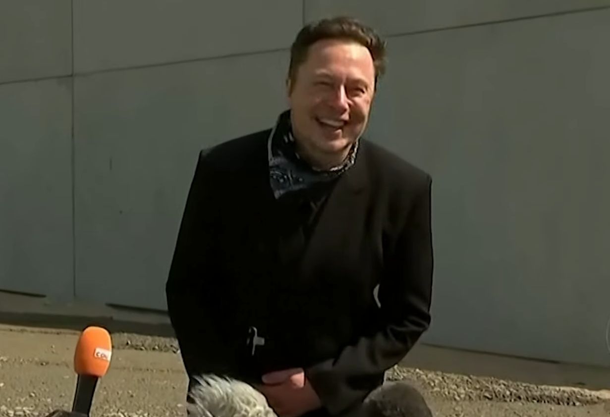 Elon Musk wybucha śmiechem po pytaniu o zasoby wody.