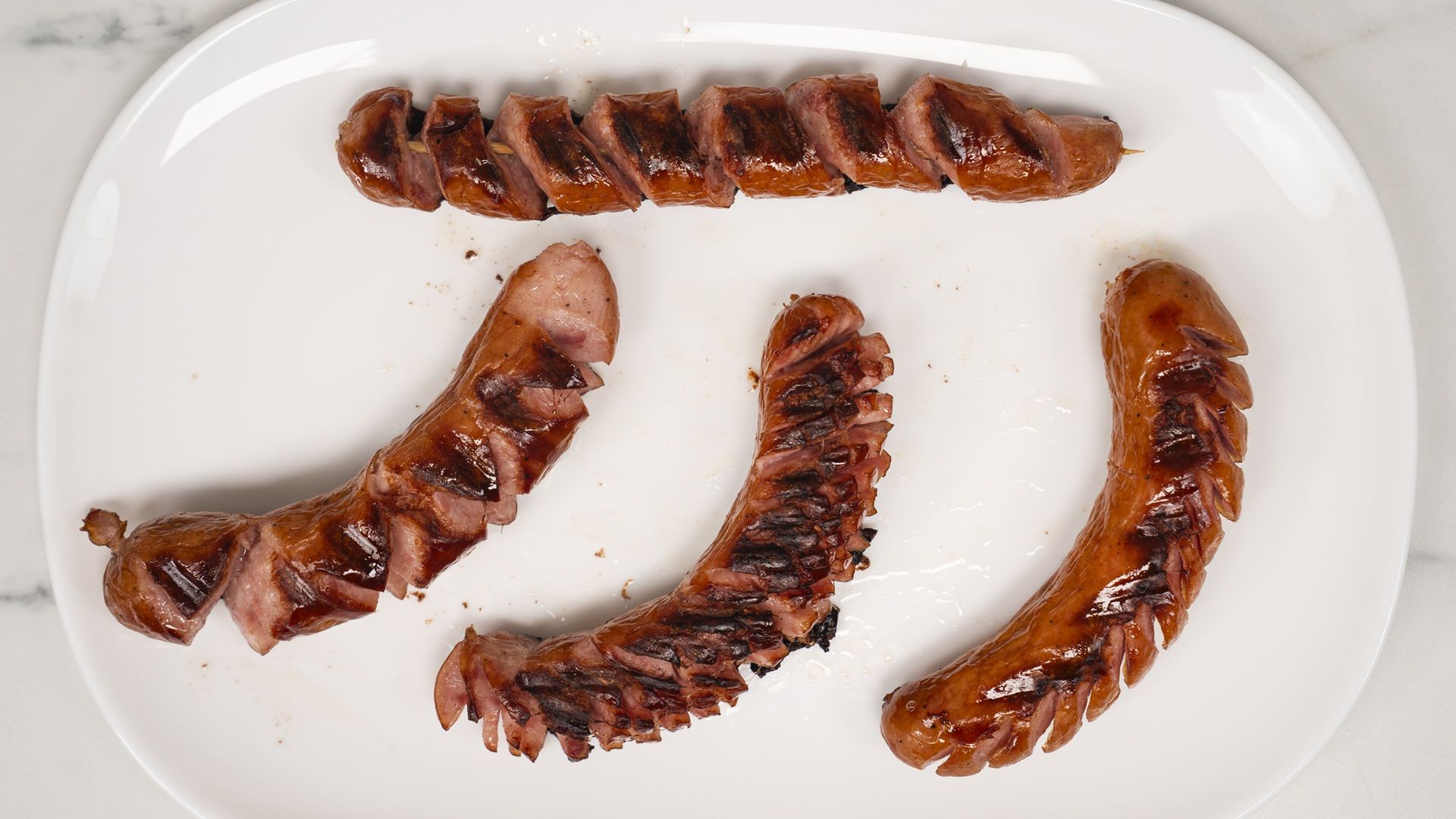 Odpowiednie nacięcie kiełbasy to klucz do sukcesu