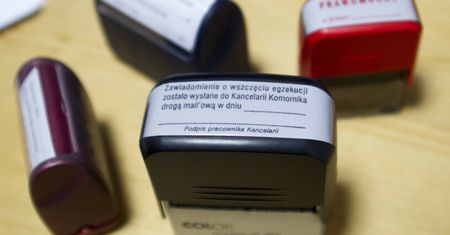 Dłużnicy bez umów o pracę mają problem. Komornicy czyszczą konta do zera, choć nie powinni