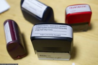 Dłużnicy bez umów o pracę mają problem. Komornicy czyszczą konta do zera, choć nie powinni