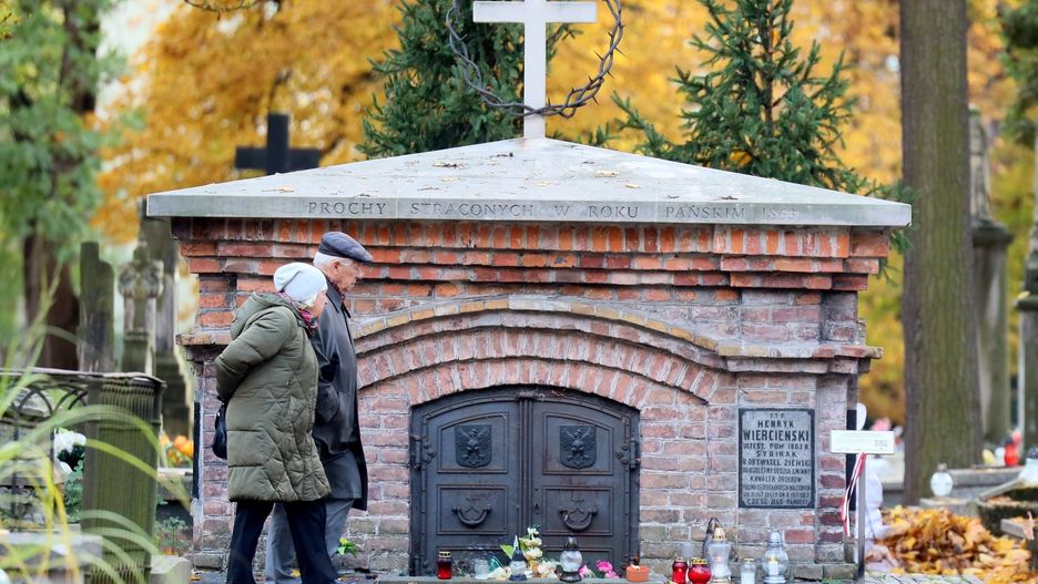 Świadkowie pokoleń - portret wojskowej części cmentarza przy Lipowej w Lublinie. zobacz mogiły bohaterów.