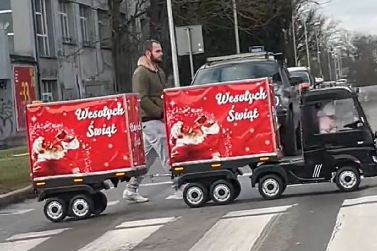 Nietypowy świąteczny pojazd w Szczecinie. Stał się hitem TikToka