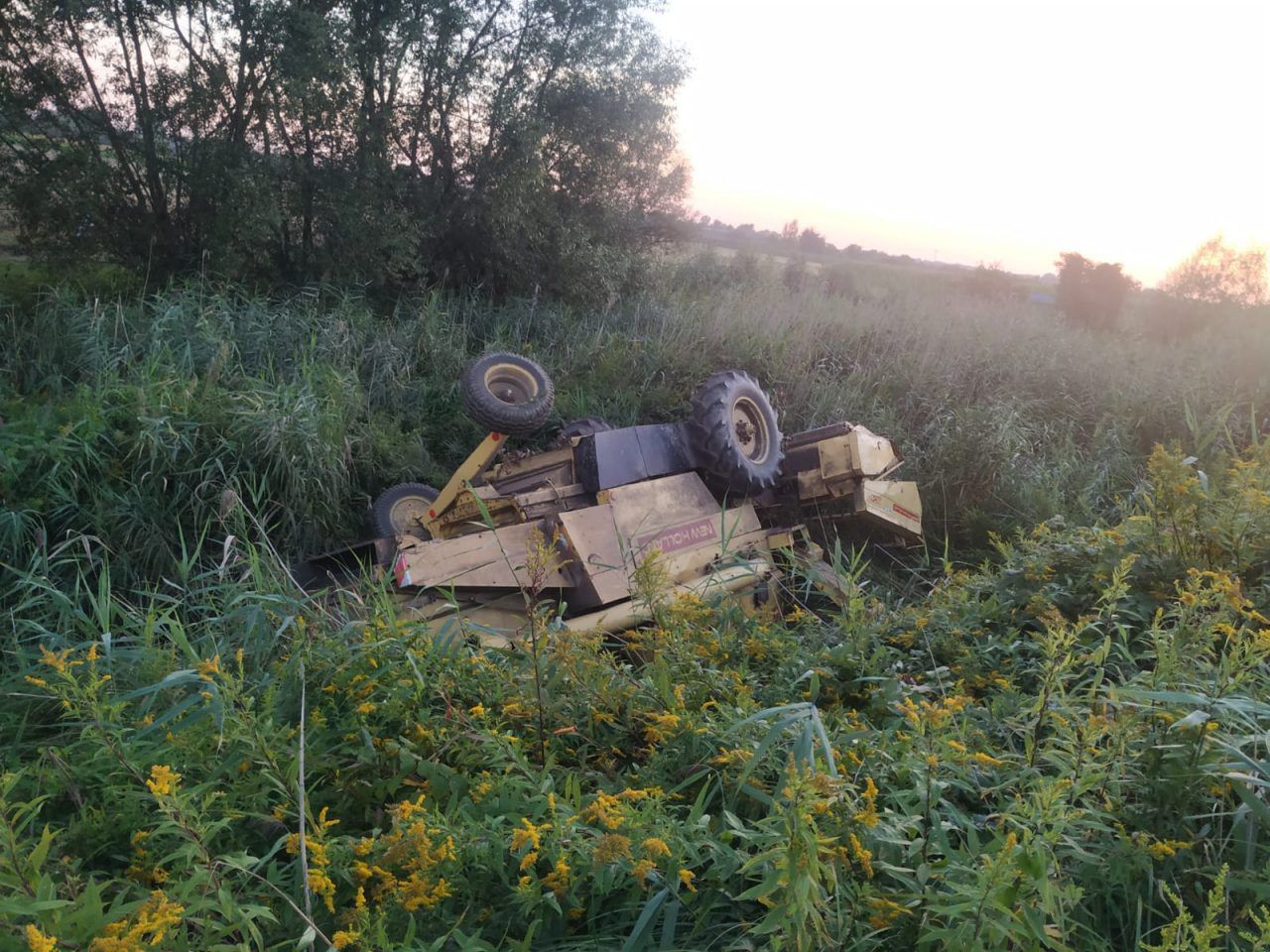 Żniwa zakończyły się tragicznie. Kombajn dachował, operator maszyny utonął