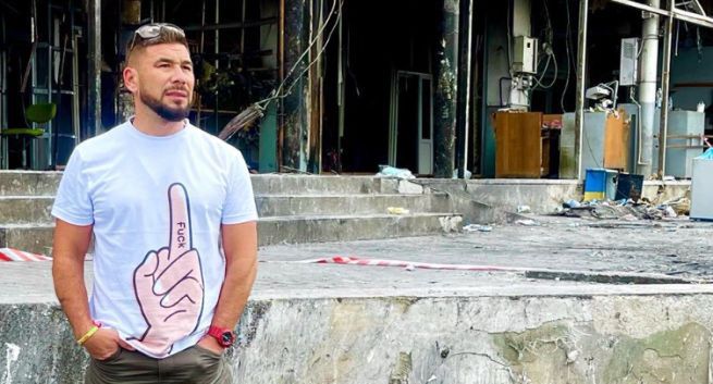 Szalony Reporter: tiktoker, który pojechał na wojnę i oburzył internautów. Baca-Pogorzelska: "To nieodpowiedzialne"