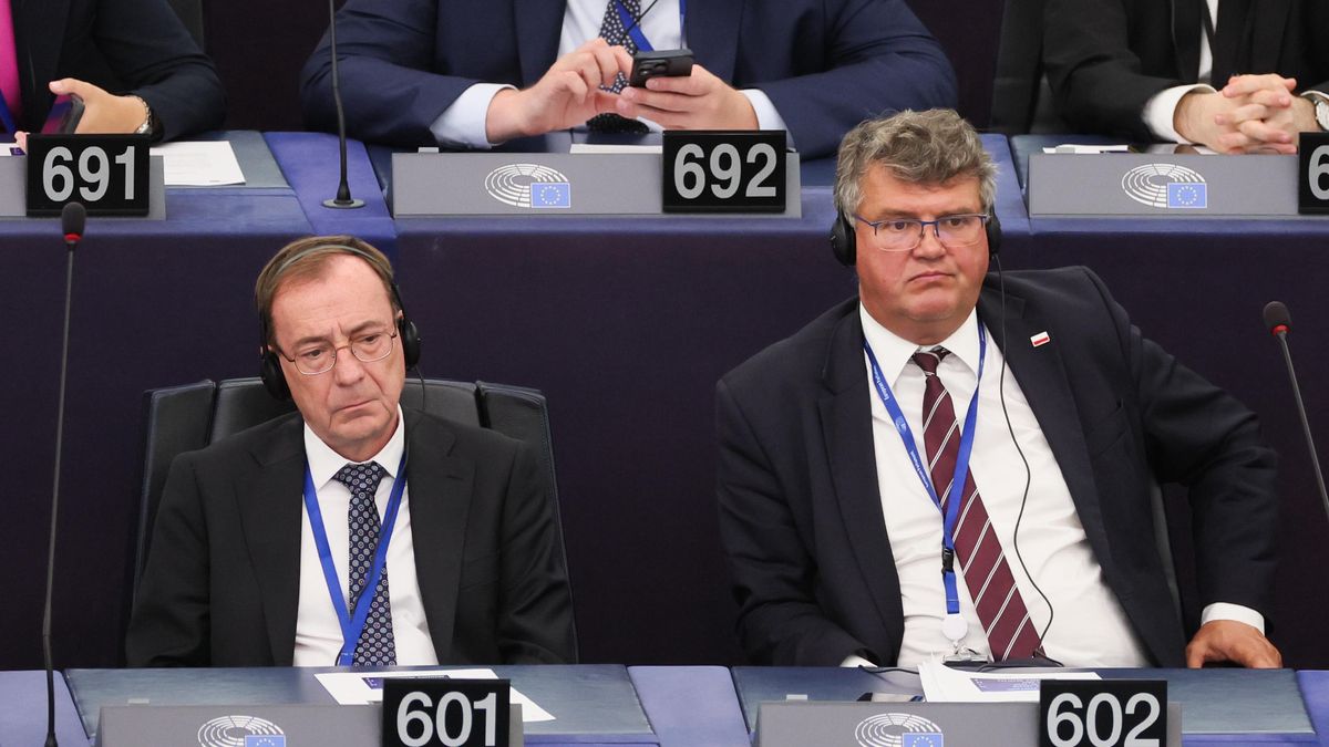 Mariusz Kami�ski, Maciej W�sik
Strasburg, Francja, 16.07.2024. Europos�owie PiS Mariusz Kami�ski (L) i Maciej W�sik (P) w Parlamencie Europejskim w Strasburgu, gdzie 16 bm. odb�dzie si� pierwsza, po czerwcowych wyborach, sesja plenarna. (awol) PAP/Leszek Szyma�ski
Leszek Szyma�ski
eurodeputowany, parlament, Parlament Europejski, pierwsza, plenarna, polityk polityka, pos�owie, sesja, eurodeputowani, europarlamentarzysta, europose�, europos�owie, pierwsze posiedzenie, Polacy w PE, polityk, polityka, polscy, polski, pose� do PE, pos�owie do PE
