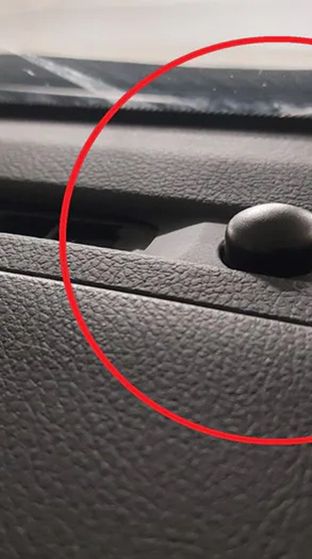 Czy wiesz, do czego służy plastik na desce rozdzielczej?