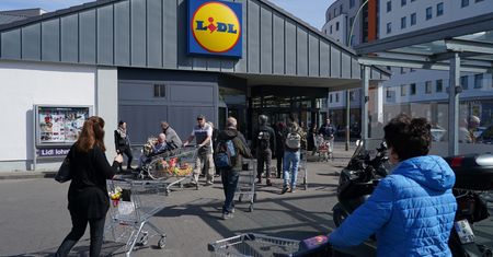 Sylwester sklepy otwarte. Czy w tym dniu obowiązują godziny dla seniorów?