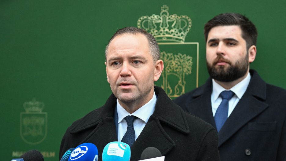 Chełm, 02.12.2024. Kandydat Komitetu Obywatelskiego w przyszłorocznych wyborach na prezydenta RP, popierany przez Prawo i Sprawiedliwość, prezes Instytutu Pamięci Narodowej Karol Nawrocki (L) i prezydent Chełma Jakub Banaszek (P) podczas briefingu prasowego na terenie Muzeum Pamięci Ofiar Rzezi Wołyńskiej oraz Centrum Prawdy i Pojednania im Prezydenta Lecha Kaczyńskiego, 2 bm. w Chełmie. (ad) PAP/Wojtek Jargiło