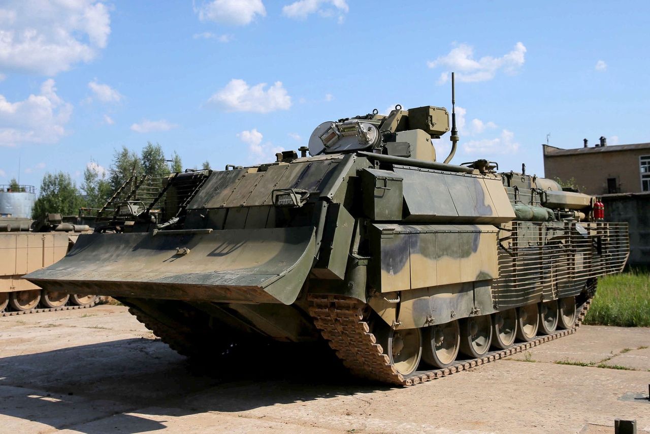 Rosjanie ujawniają pojazd BREM T-16. To wsparcie dla czołgów T-14 Armata