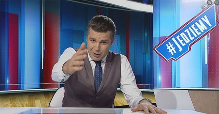 Michał Rachoń prowadzi flagowy program TVP Info. Bije w TVN jak w bęben